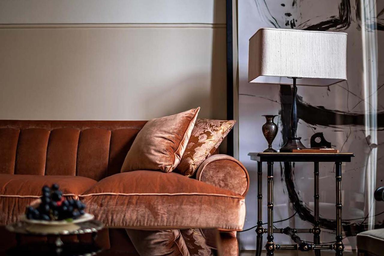 Nomad London Hotel Bagian luar foto A velvet sofa