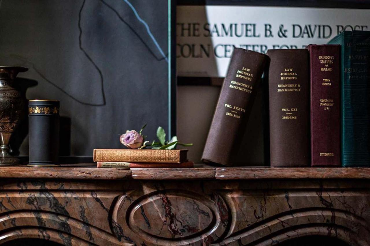 Nomad London Hotel Bagian luar foto Books on a fireplace mantel