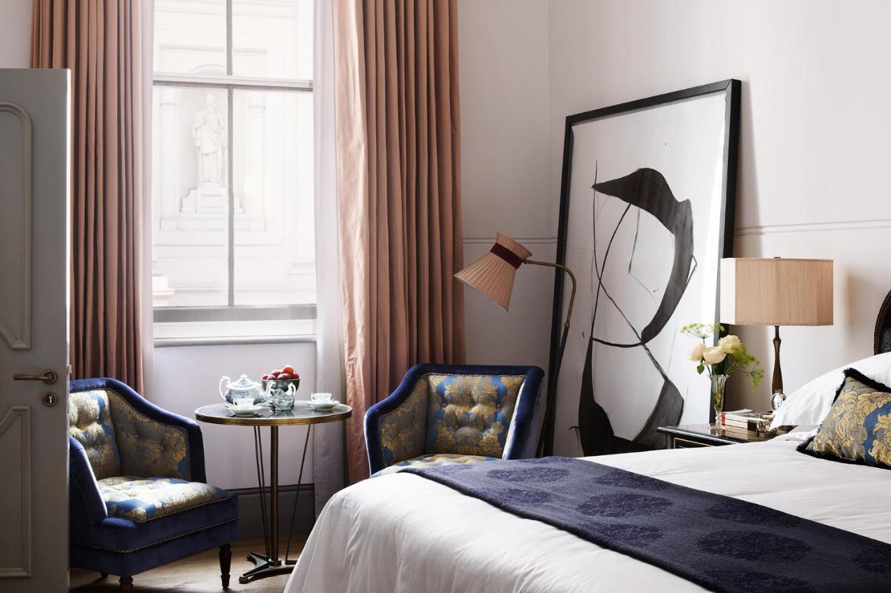 Nomad London Hotel Bagian luar foto A guest room at The Carlyle