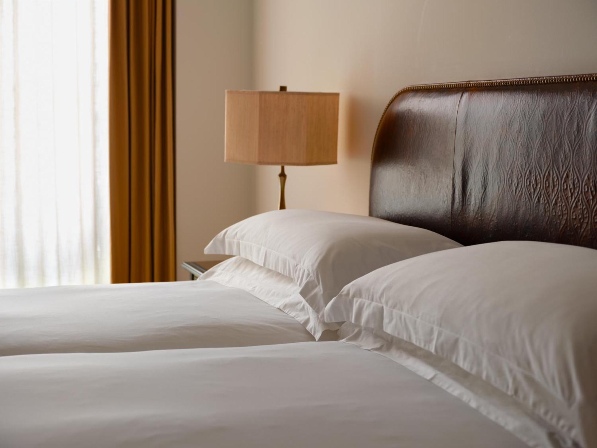 Nomad London Hotel Bagian luar foto A bed with two pillows