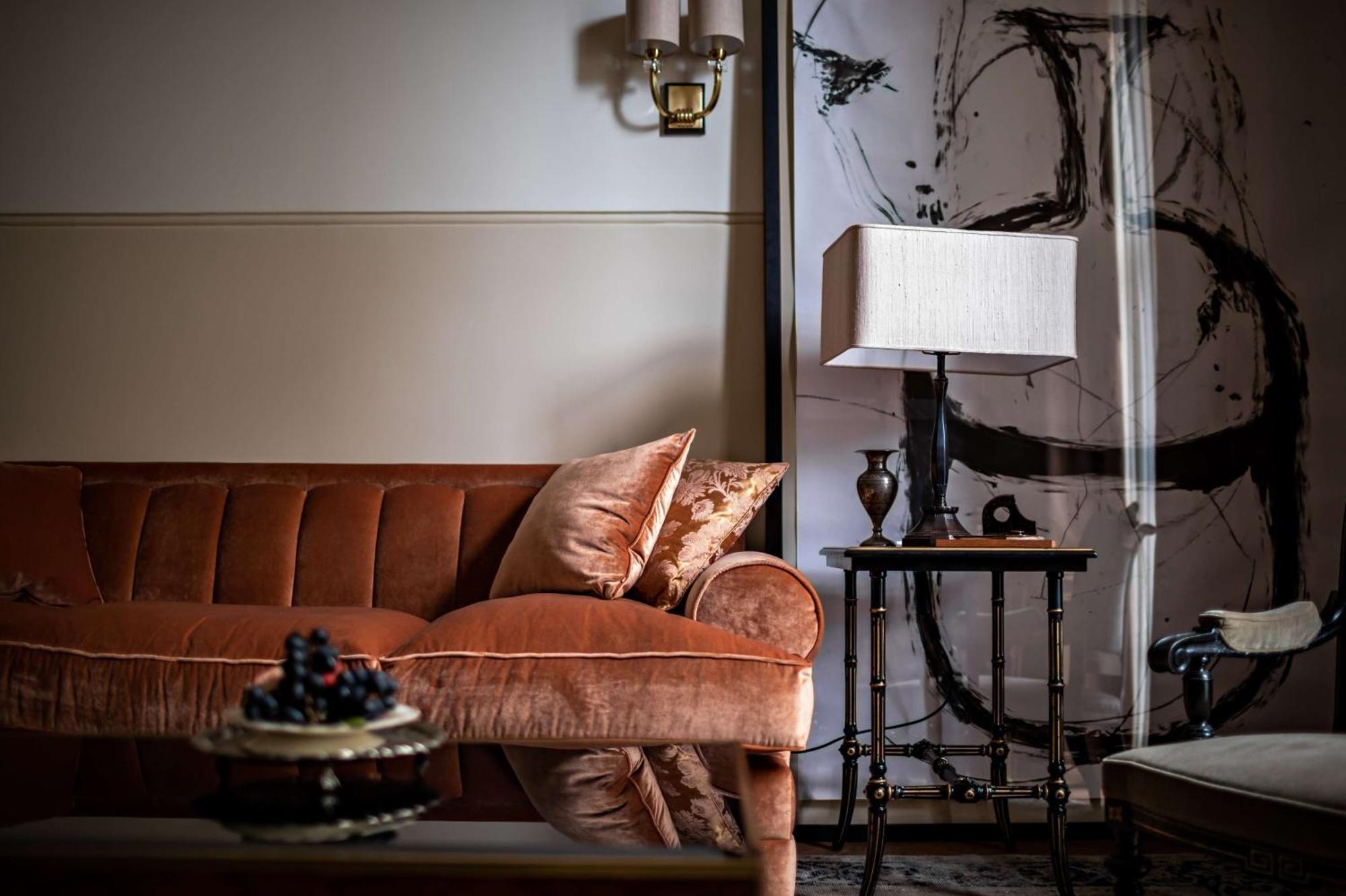 Nomad London Hotel Bagian luar foto A velvet sofa