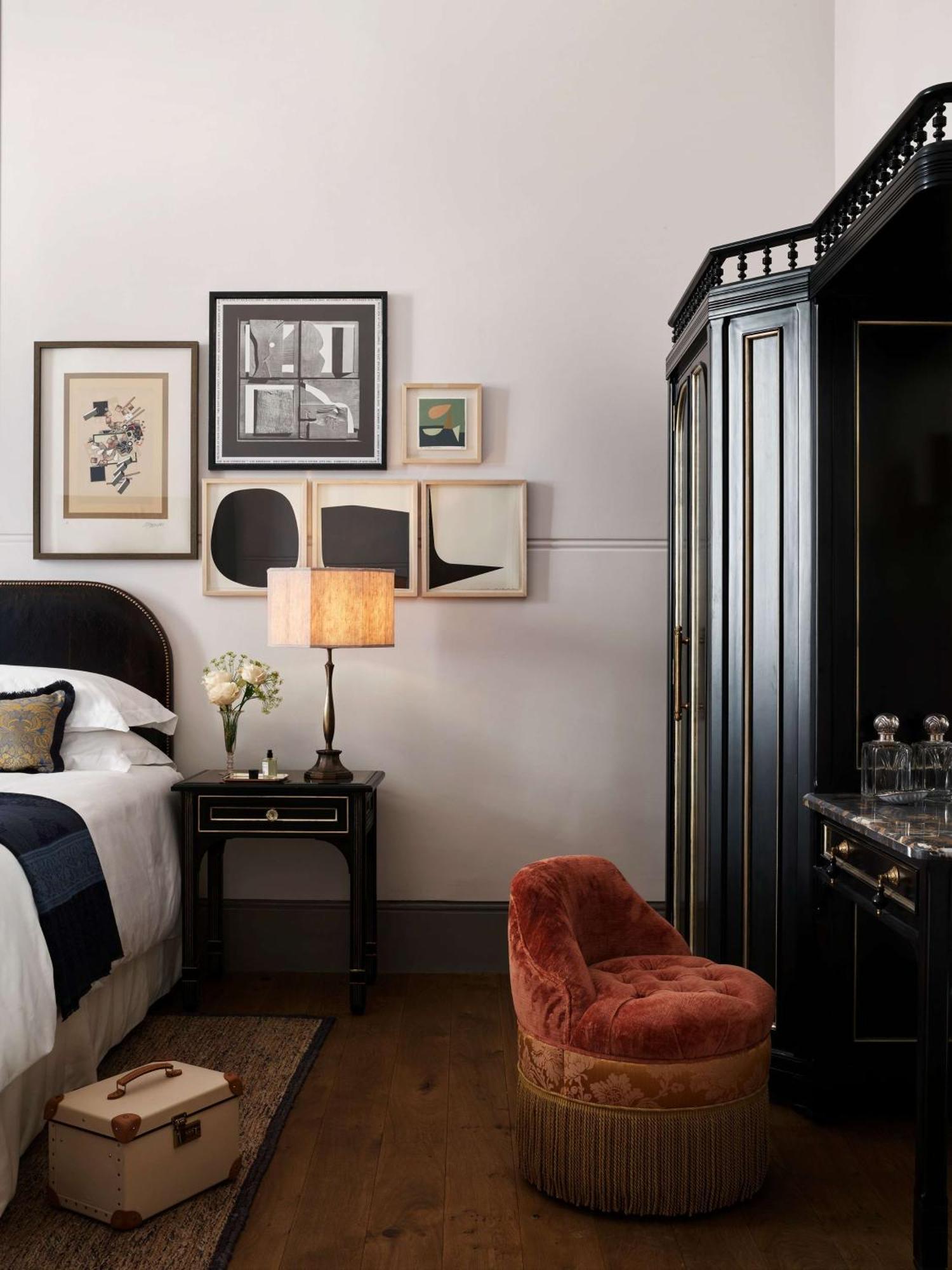 Nomad London Hotel Bagian luar foto A bedroom at The Ivy Hotel