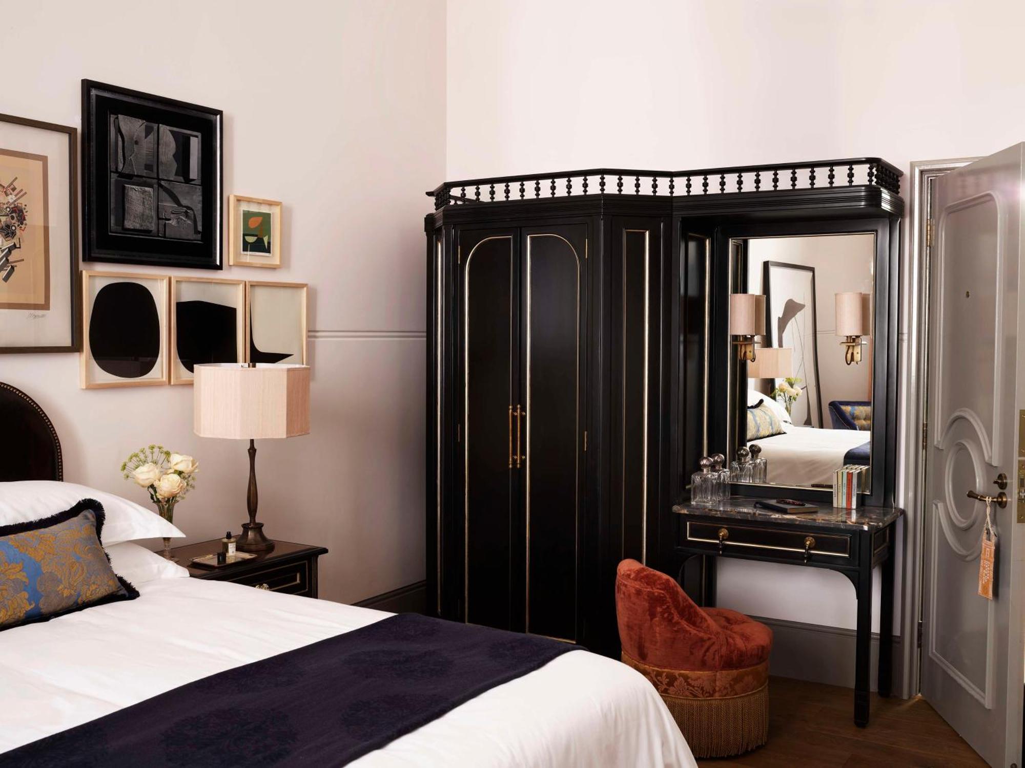Nomad London Hotel Bagian luar foto A bedroom at the Mandarin Oriental, Singapore