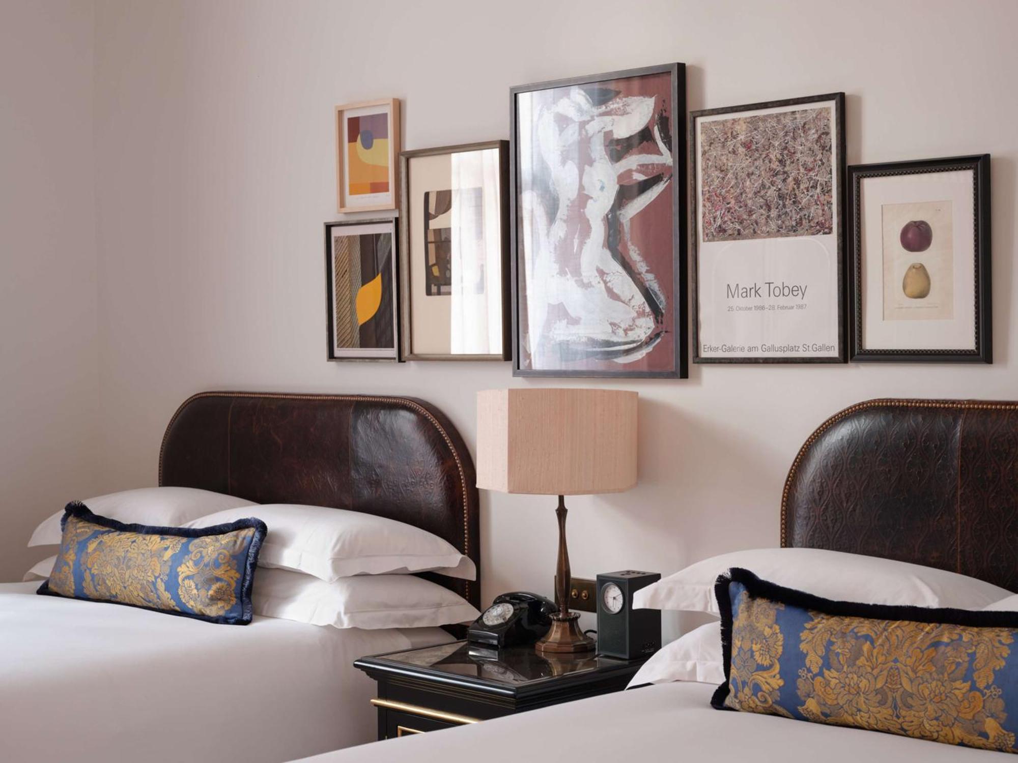 Nomad London Hotel Bagian luar foto Artwork by Mark Rothko in a guest room at The Ritz-Carlton, Boston