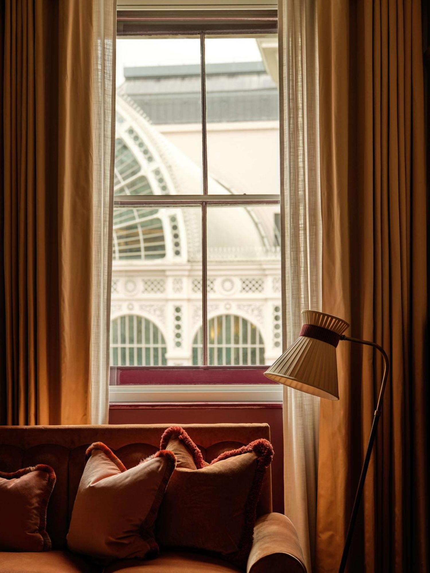 Nomad London Hotel Bagian luar foto A room at the hotel