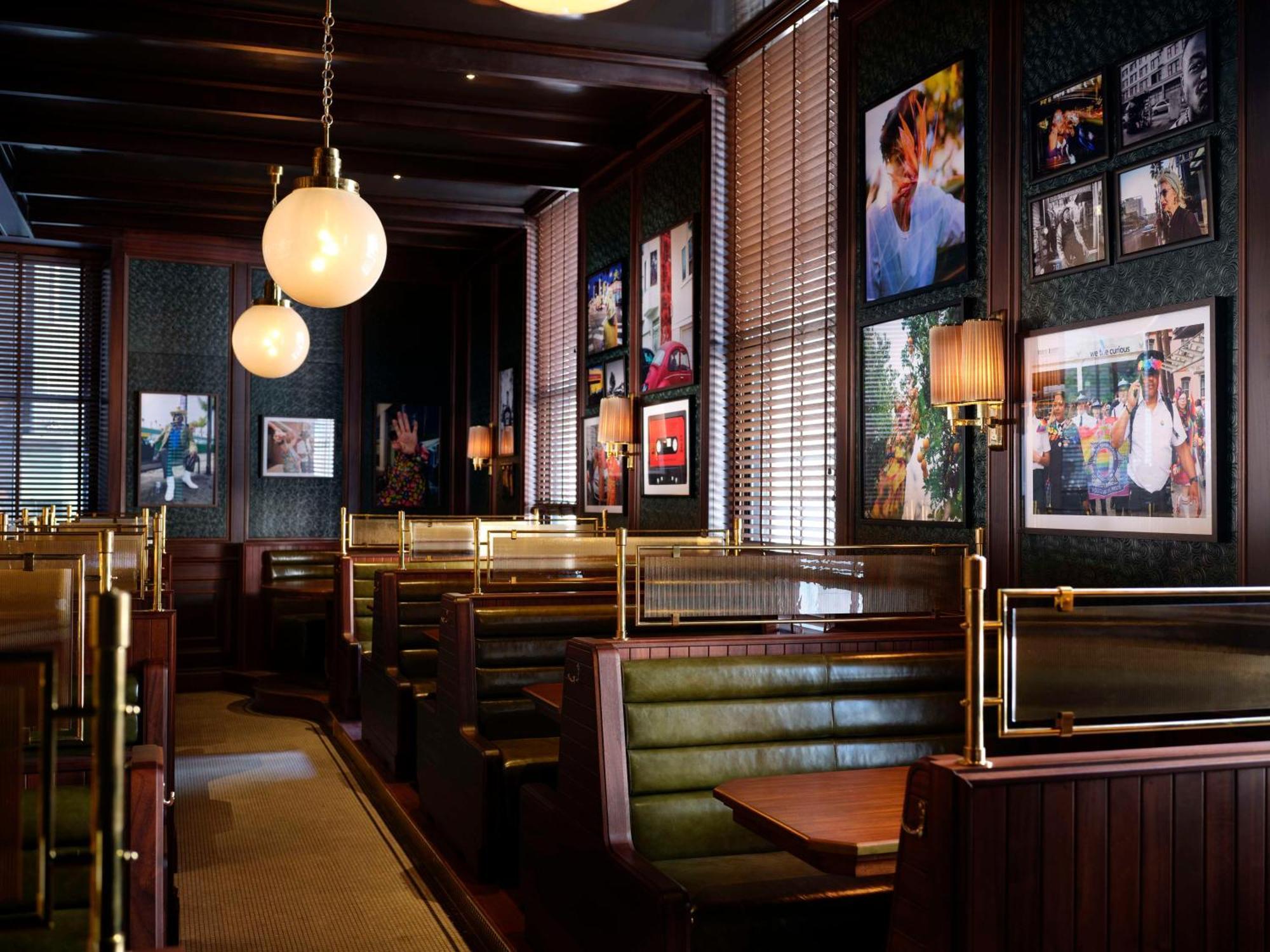 Nomad London Hotel Bagian luar foto Interior of a typical PF. Chang's
