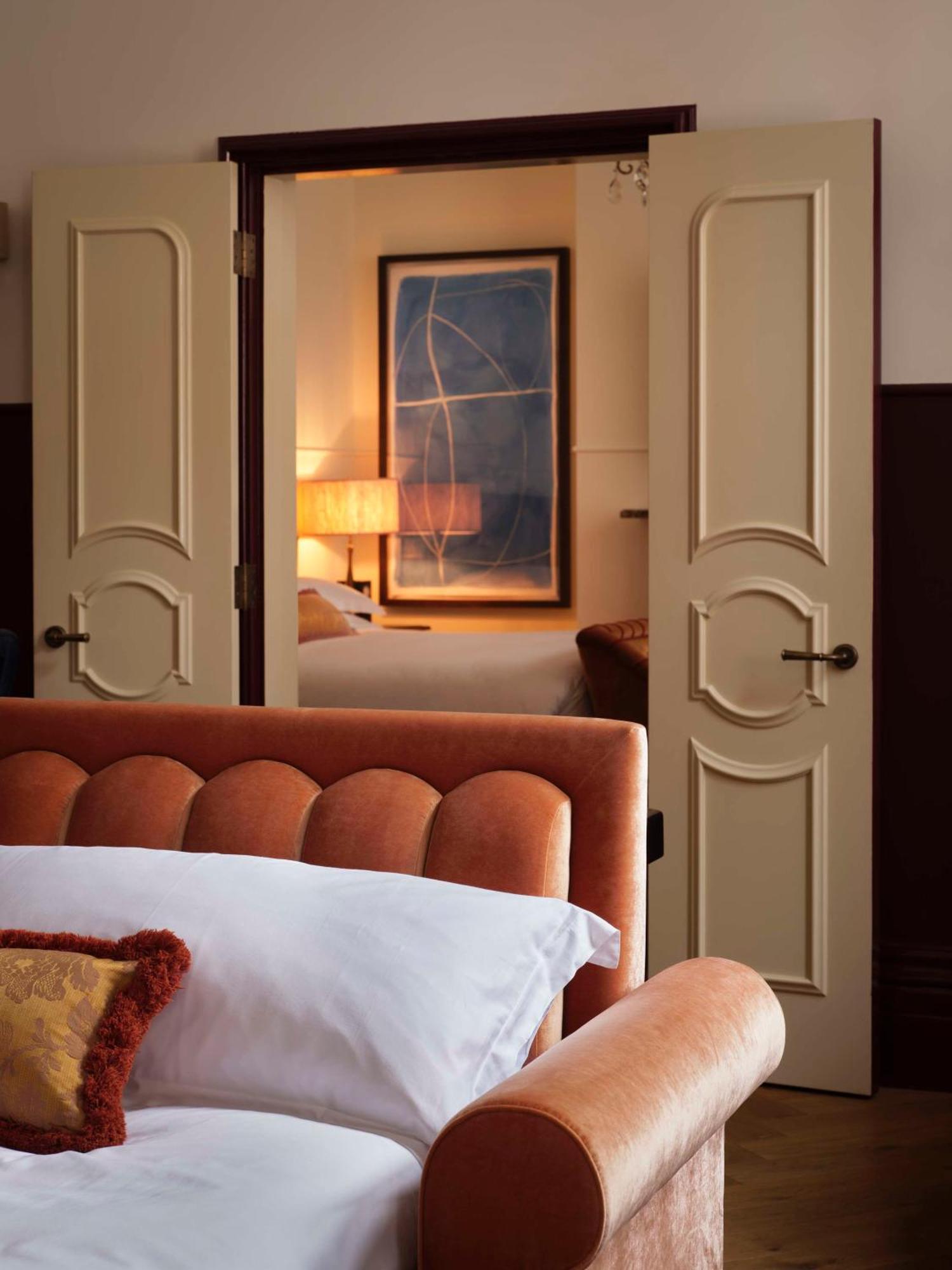Nomad London Hotel Bagian luar foto A bedroom at The Ritz-Carlton, Dubai