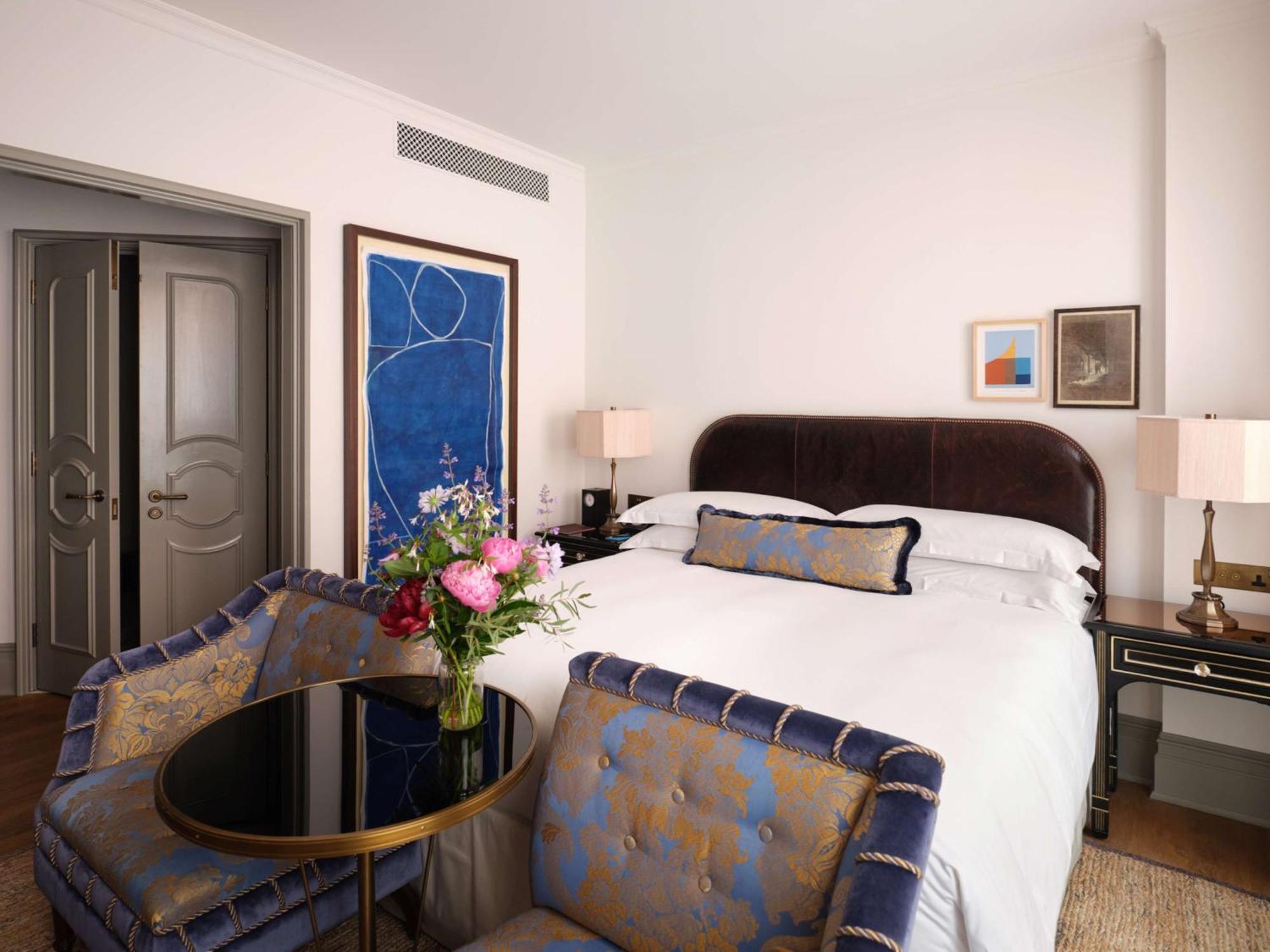 Nomad London Hotel Bagian luar foto A bedroom at the Four Seasons Hotel